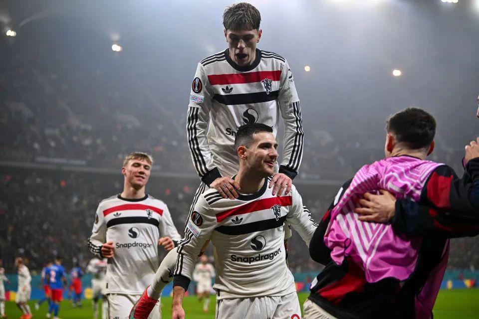 曼联2-0欧联杯不败晋级却遇强敌！阿莫林比肩弗爵，新星位置改变