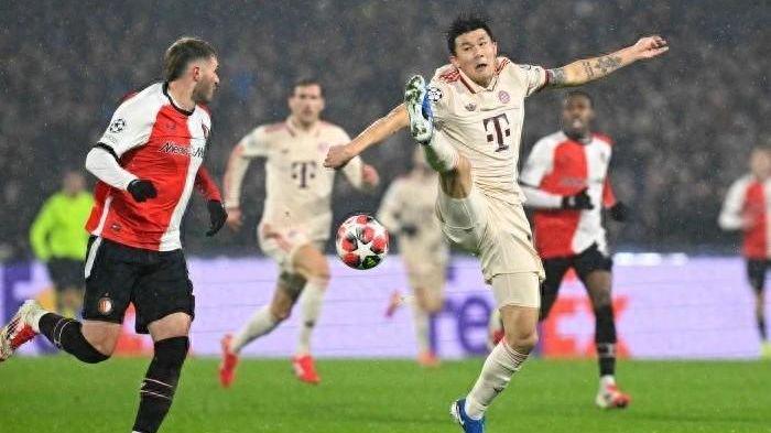 低级失误开启拜仁惨败序幕，韩国中卫遭受强烈批