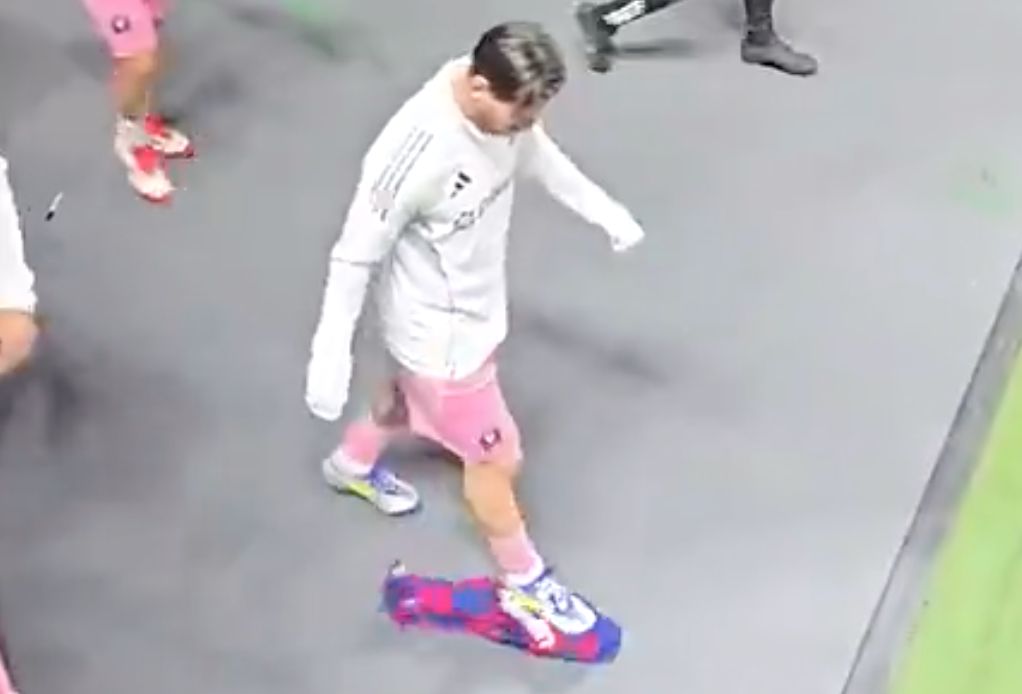 梅西陷入争议：不慎踩中球迷扔来的巴萨球衣 看了一眼后继续走路