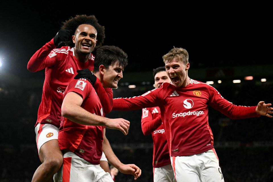 曼联2-1逆转进16强，马奎尔补时越位绝杀！打法仍闷得让弗爵瞌睡