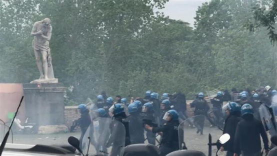 【意·关注】罗马德比太火爆！两队球迷和警方“游击战”