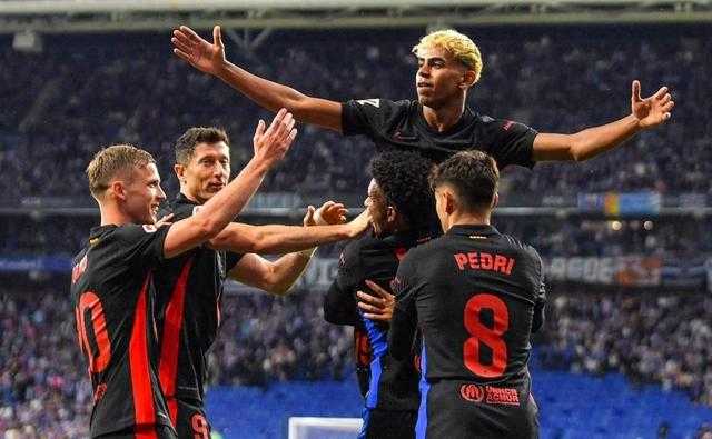 巴萨2-0问鼎西甲！提前2轮夺冠！17岁亚马尔传射一举打破梅西纪录