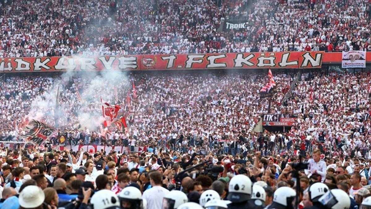 科隆重返德甲，球迷涌入球场庆祝
