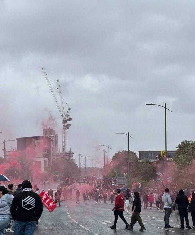 英国利物浦汽车撞人致47伤 华人目击者：好几个人被压在车下｜封面头条