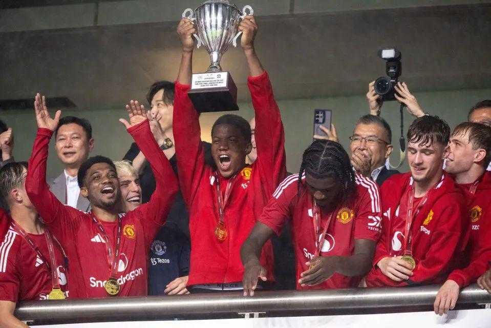 曼联3-1港队捧杯，阿莫林坚称B费不走！若拉爵一亿卖队长其将愤怒