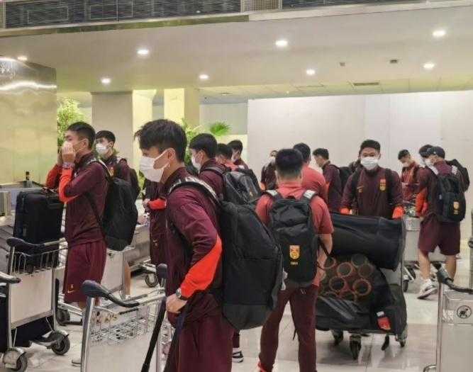 足坛一夜动态：国足抵达印尼！阿布25亿仍被冻结 切尔西官宣新援