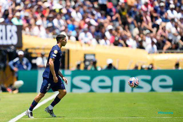 一场4-0令8万球迷嗨翻了天！韩国球星进球，阿根廷铁帅跪地抱头