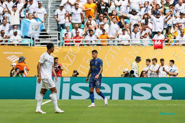 1-1！皇马被亚洲球队打懵，维尼修斯骂骂咧咧，小因扎吉挥拳庆祝