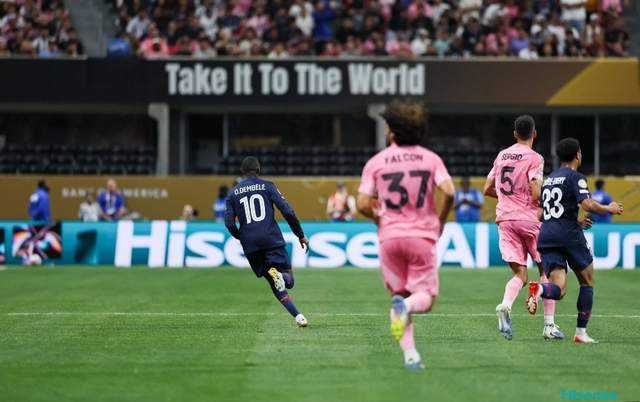 4-0！世俱杯最强人情世故诞生，梅西赛后与老队友勾肩搭背离场