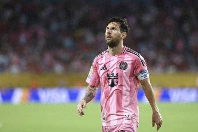 世俱杯8强定4席！大巴黎4-0迈阿密梅西无奈！拜