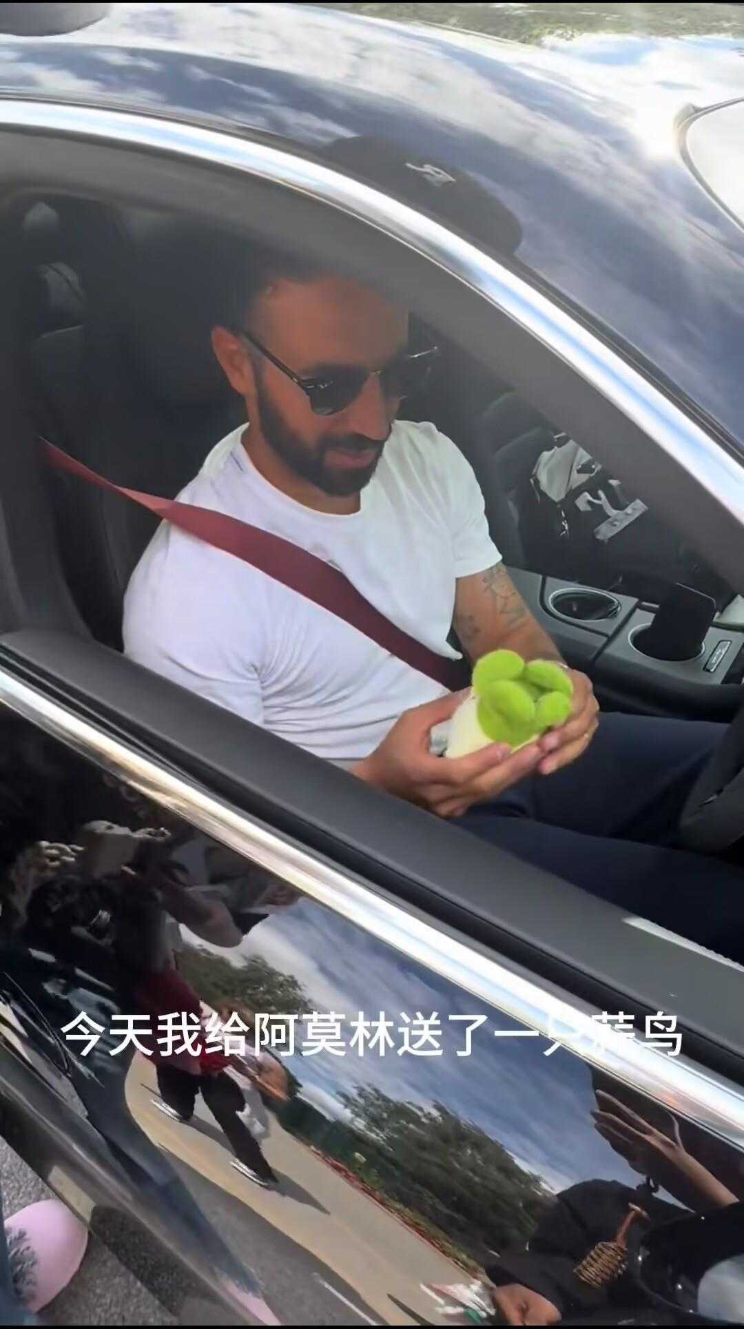 女生在英国将“蒜鸟”送给曼联主帅阿莫林：他非常喜欢，说以后有机会会到武