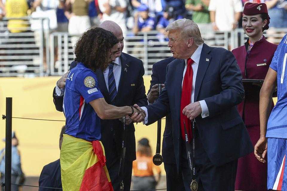 无视FIFA主席劝阻 特朗普顺走切尔西世俱杯金牌 原版奖杯他也扣留