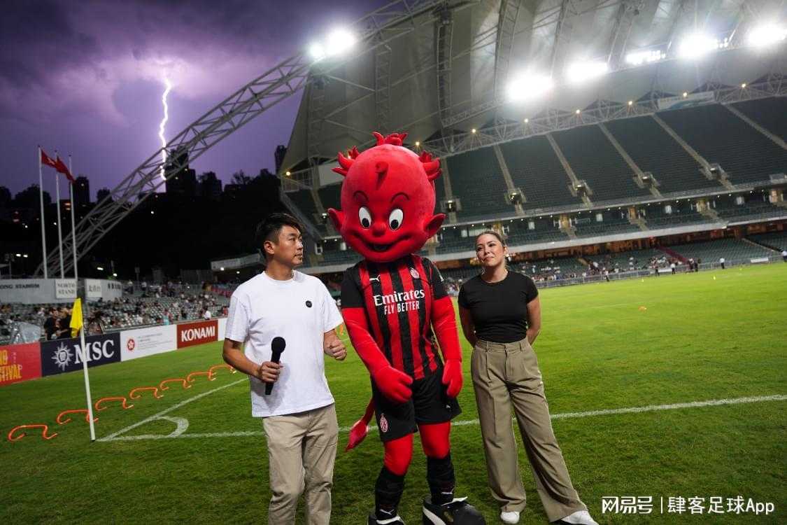 暴雨难挡激情！AC米兰昨夜雷雨中备赛展职业风采