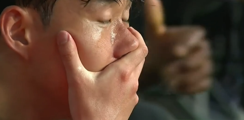 孙兴慜泪别热刺！离场后两度落泪，两队列队欢送，6万球迷欢呼